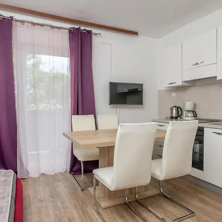 1 Bedroom Stunning In Appartamento Lopar