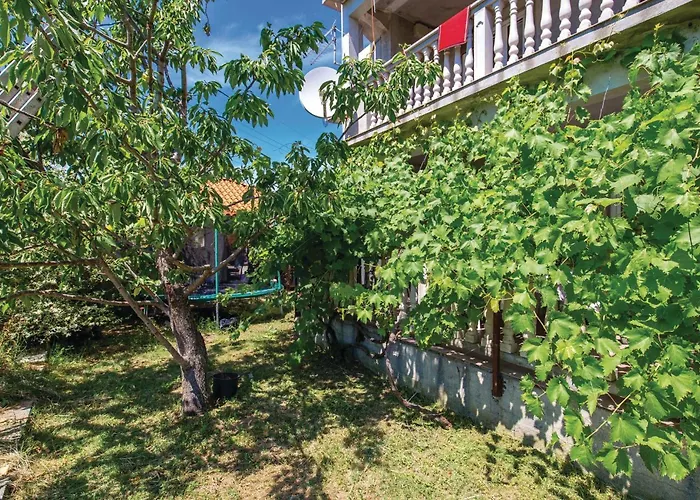 1 Bedroom Beautiful In Apartamento Lopar